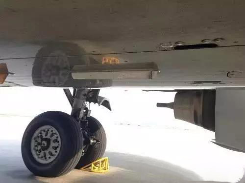 指點信標天線在飛機機體底部。